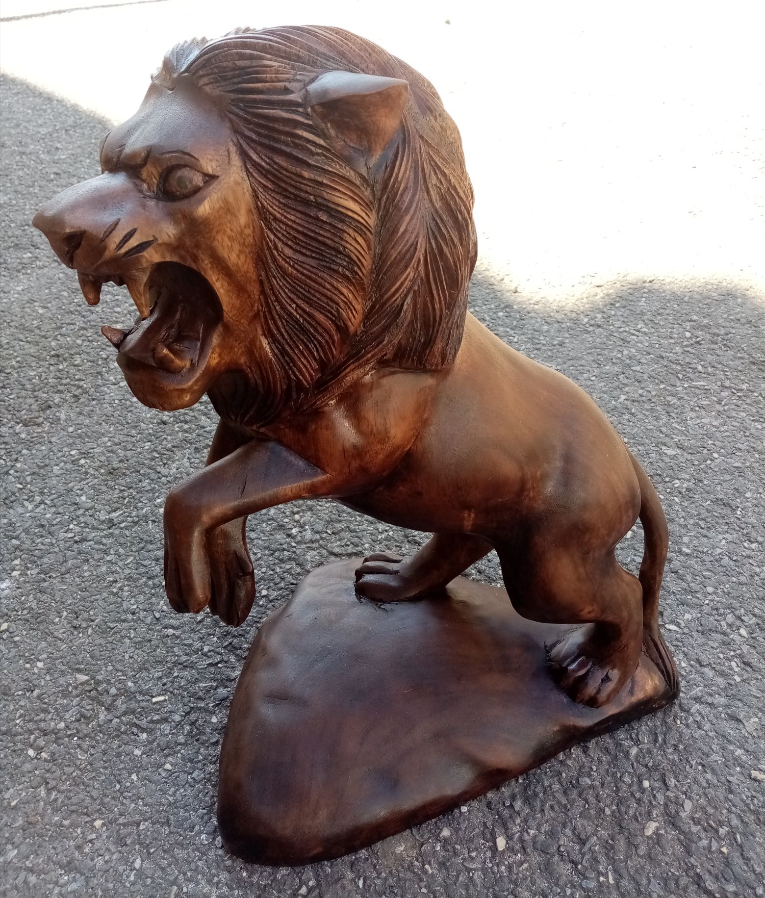 Impozanta sculptura leu din lemn masiv lucrare dintr-o singură bucata