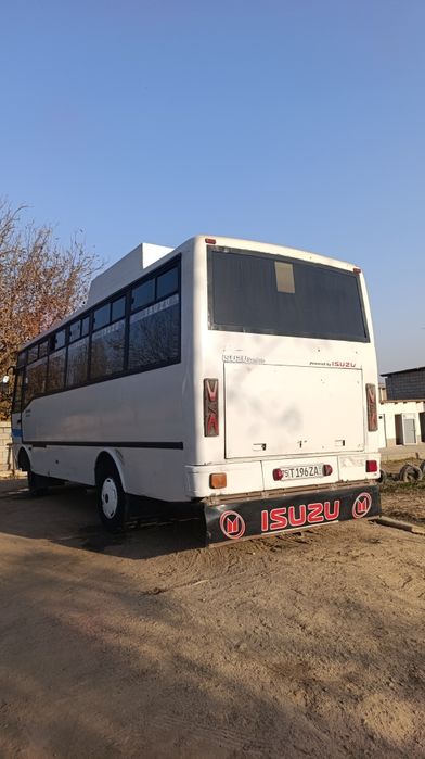 Isuzu avtobus sotiladi.
