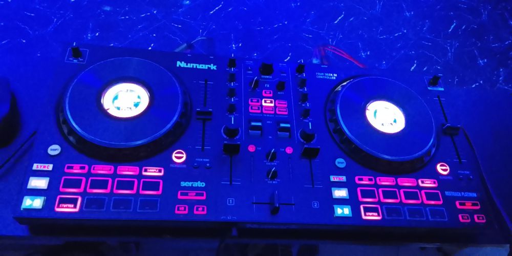 Продается контроллер numark mixtrack platinum fx