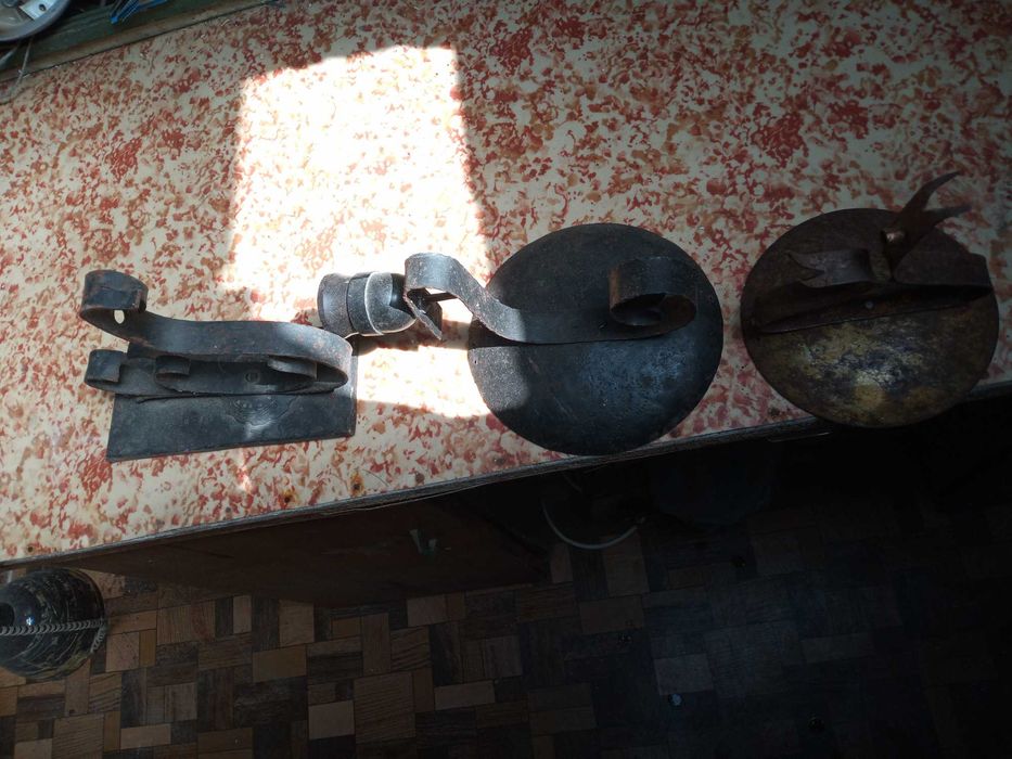 Декоративни метални стенни осветителни тела.