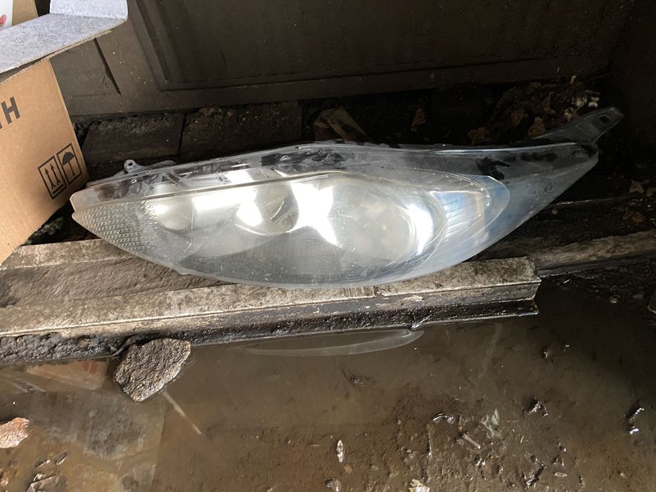 Far Ford fiesta 6 VI 2009 - 2012 far stanga