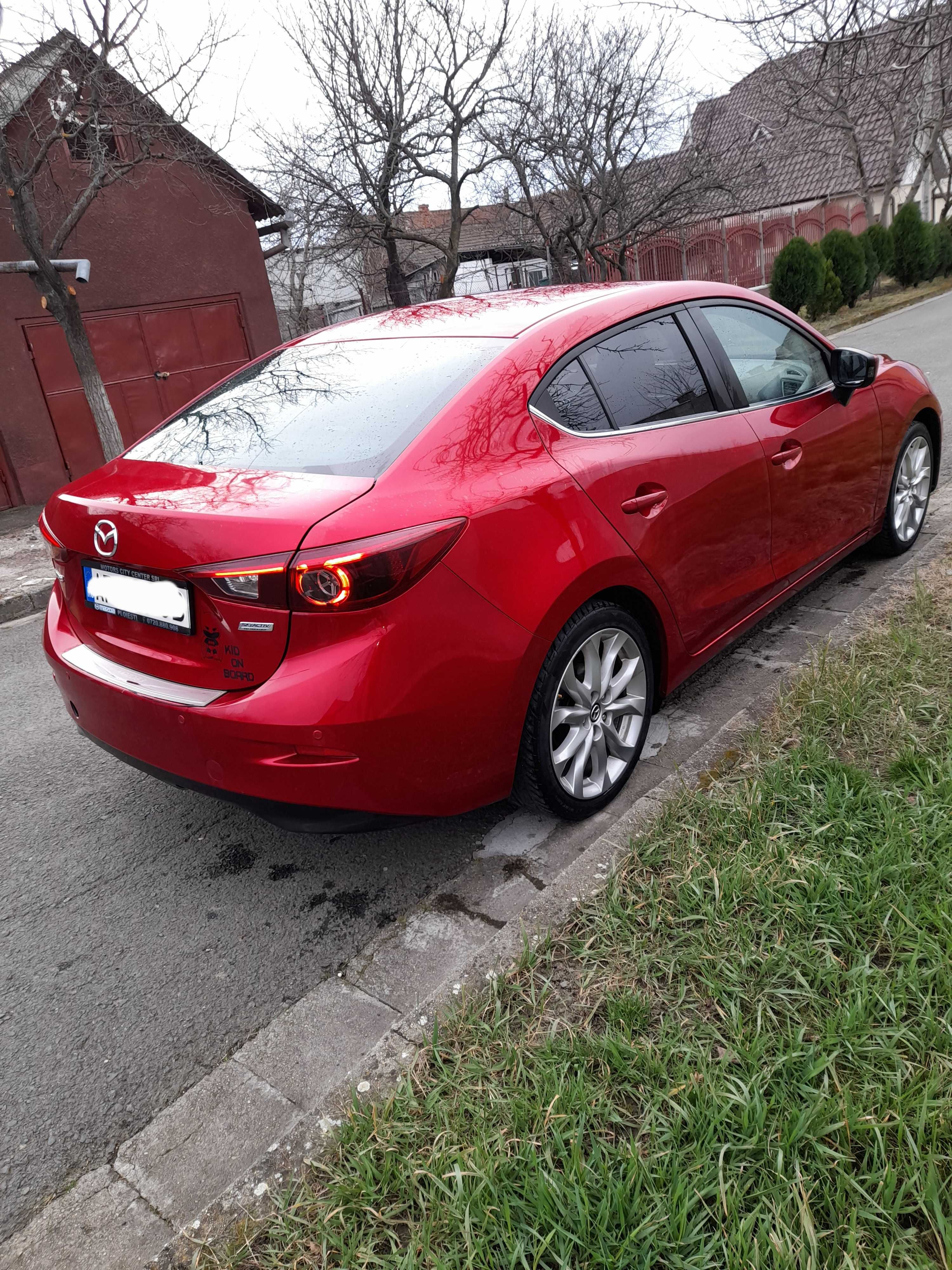 Mazda 3 avariat 2015