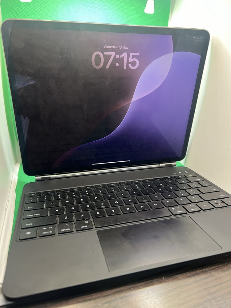 Ipad pro mem128 gb,gen 5 +husa cu tastatura•Amanet Lazar Crangasi•