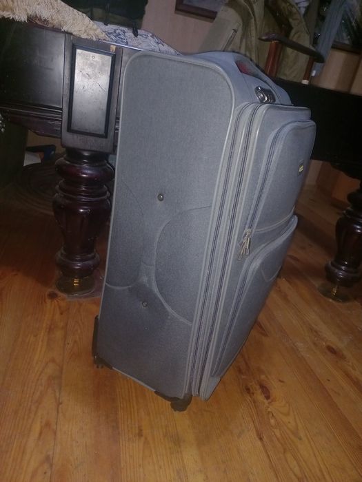 Продам чемодан дорожный на роликах, цвет серый, в отличном состоянии