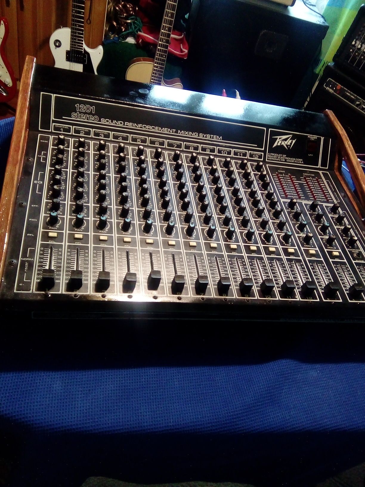 Peavey  Xr 1200 mixer Amerika 2 po 400w.