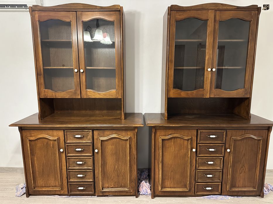 Ретро шкаф с витрина