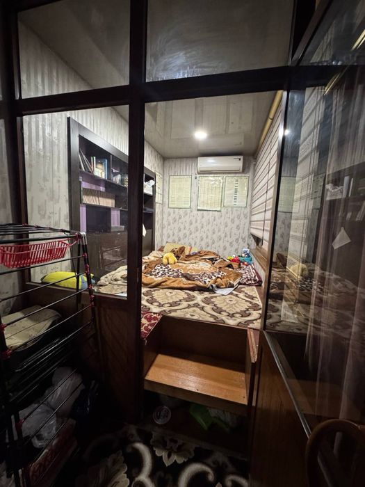 Продается 4-комнатная квартира, массив Ахмад Югнаки, начало массива