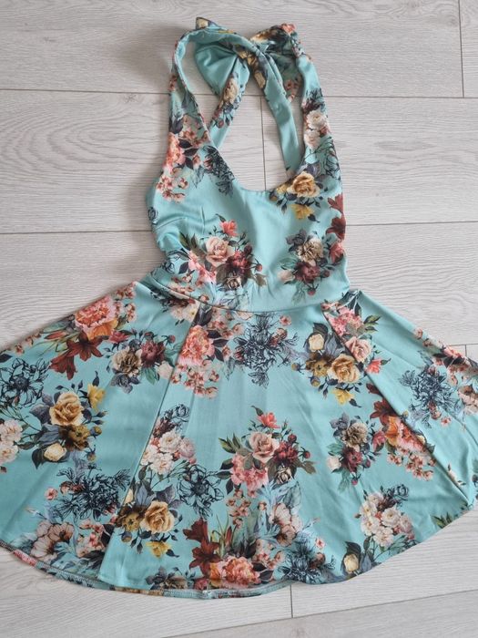 Rochie flori cu spatele gol si fundita