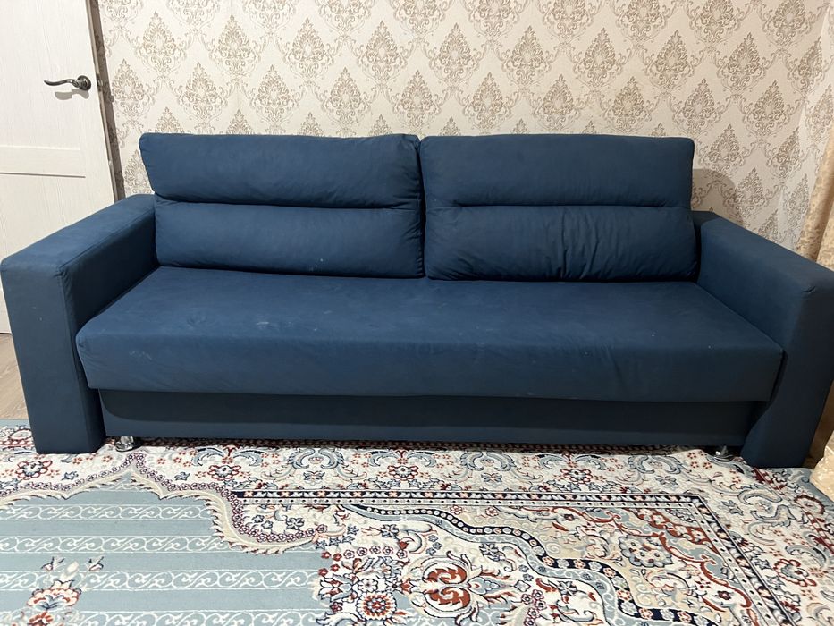 Синий диван в хорошем состоянии