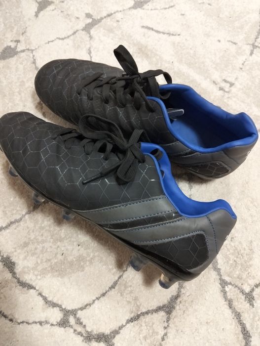 Papuci de fotbal cu crampoane.