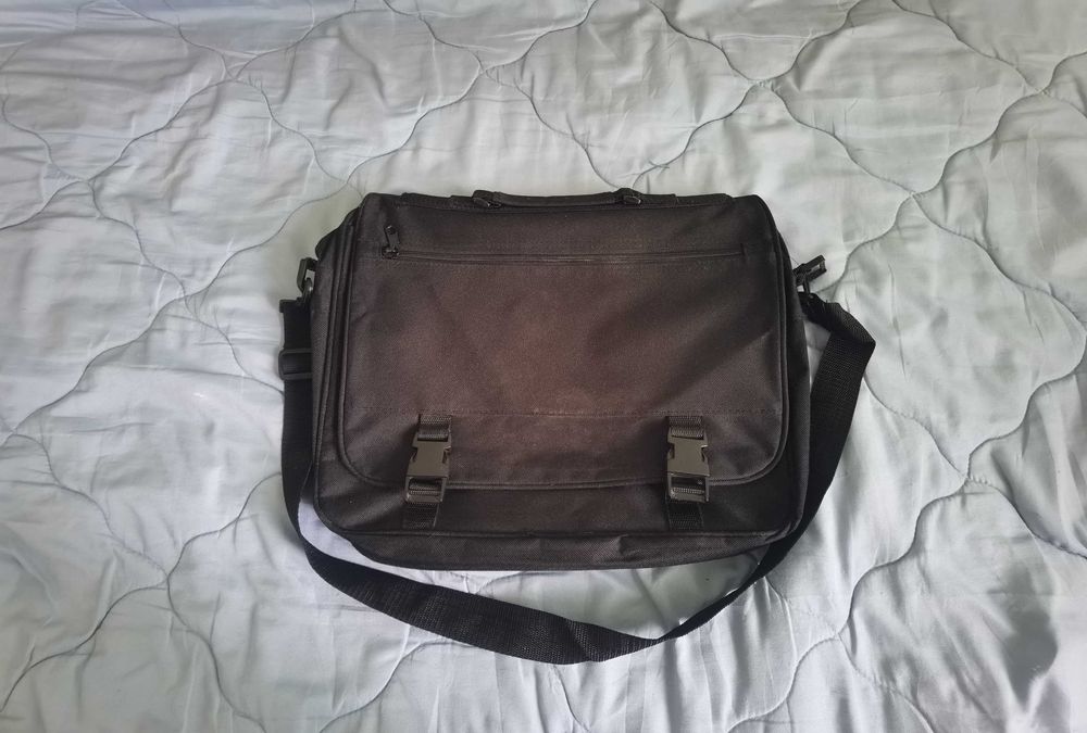 Чанта с презрамка за лаптоп с 15 джоба