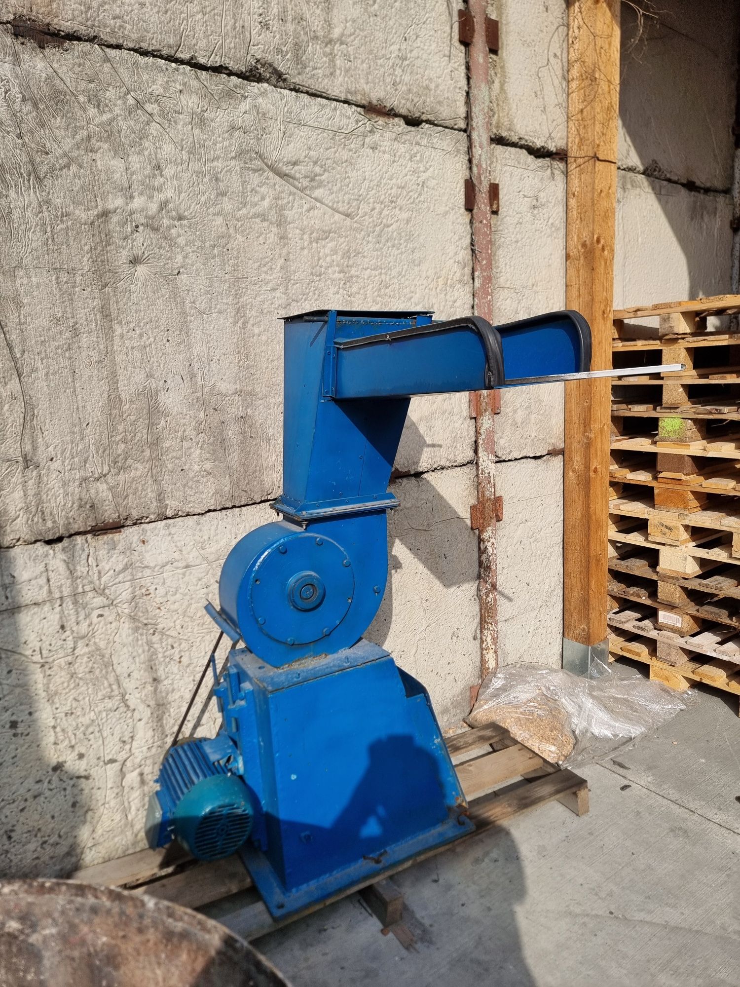 Tocator industrial pentru deșeuri din plastice etc  moara cu ciocanele