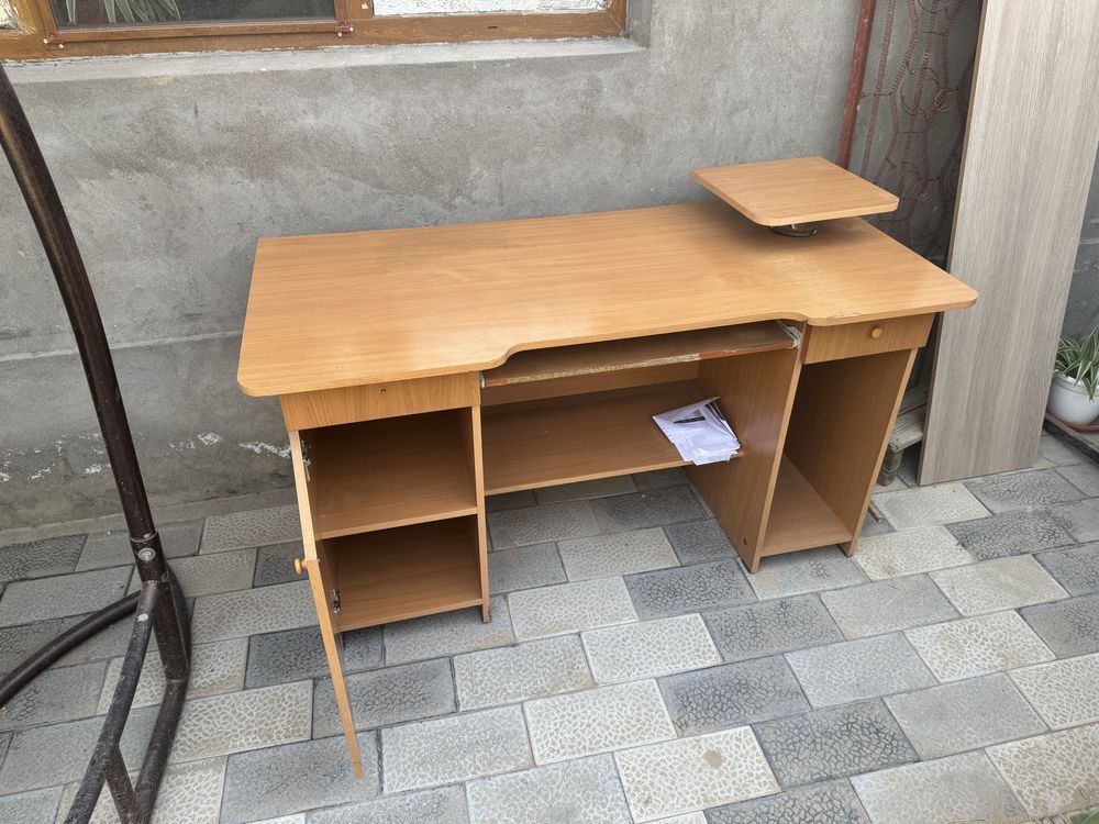 Письменный стол.