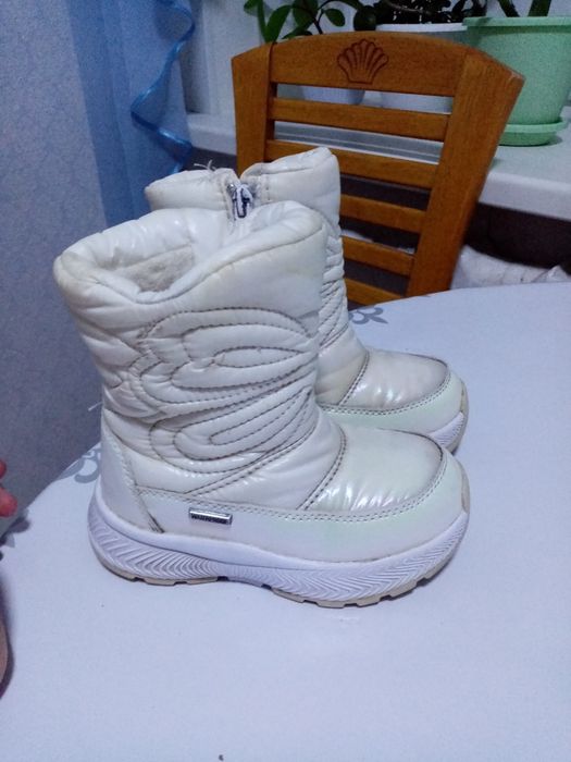 Продам зимнюю обувь в хорошем состоянии на девочку 3-4лет