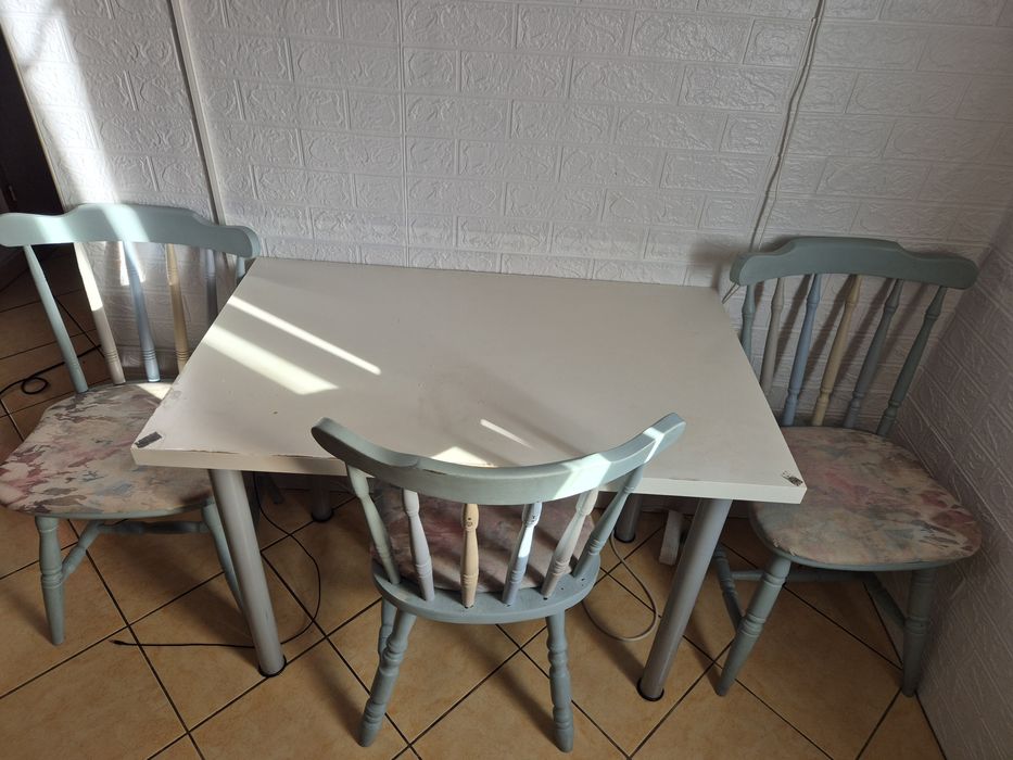 Set scaune lemn masiv și masa,