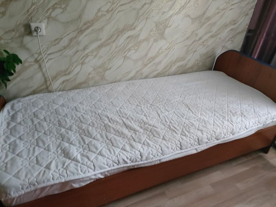 Продам кровать с матрасом.