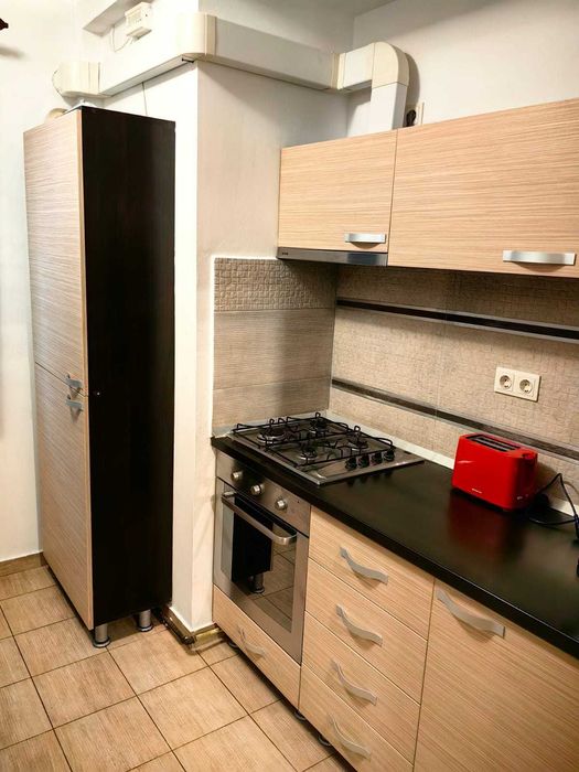 Proprietar, inchiriez apartament cu 3 camere de lux, etajul 1 din 4