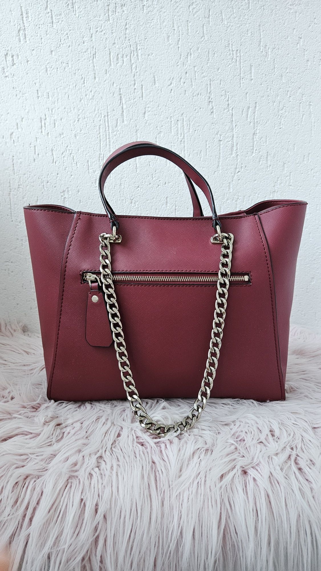 Дамска чанта Guess цвят бордо