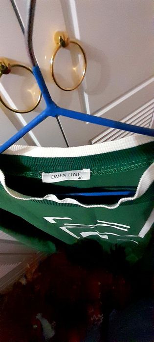 Продаётся модная платье темно зелёного цвета очень модная снизу плесир