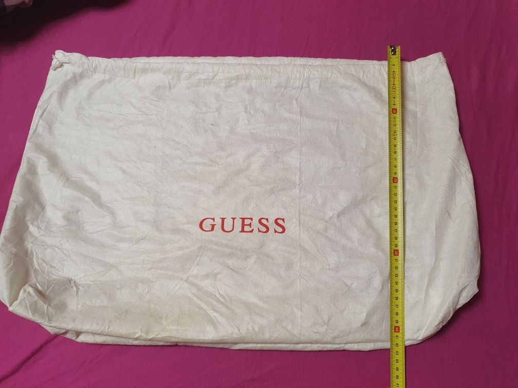 Punguta marca Guess, nou-nouța