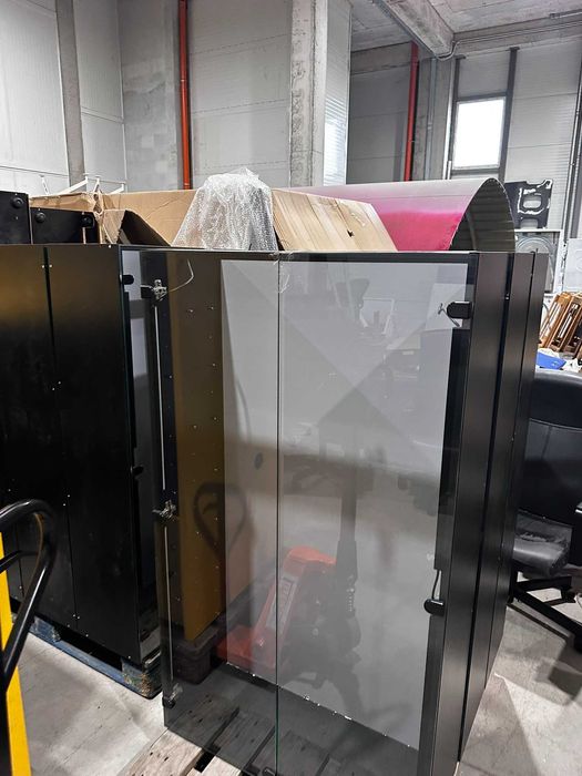 Модулни витрини с LED осветление и стъклени рафтове – със заключване