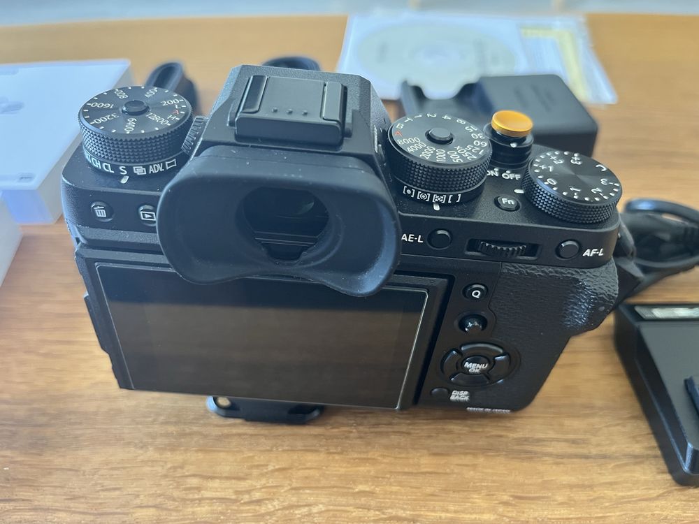 Fujifilm X-T2 + curea Peak Design Micro Clutch