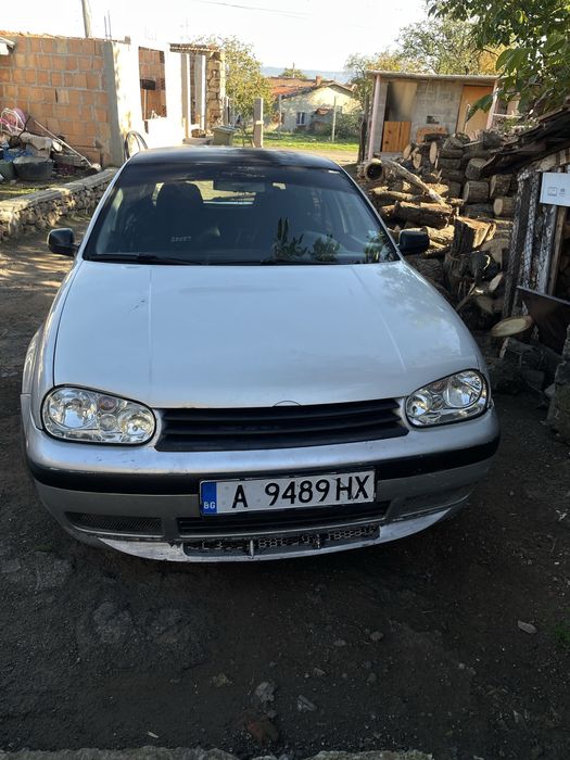 Продавам голф 4