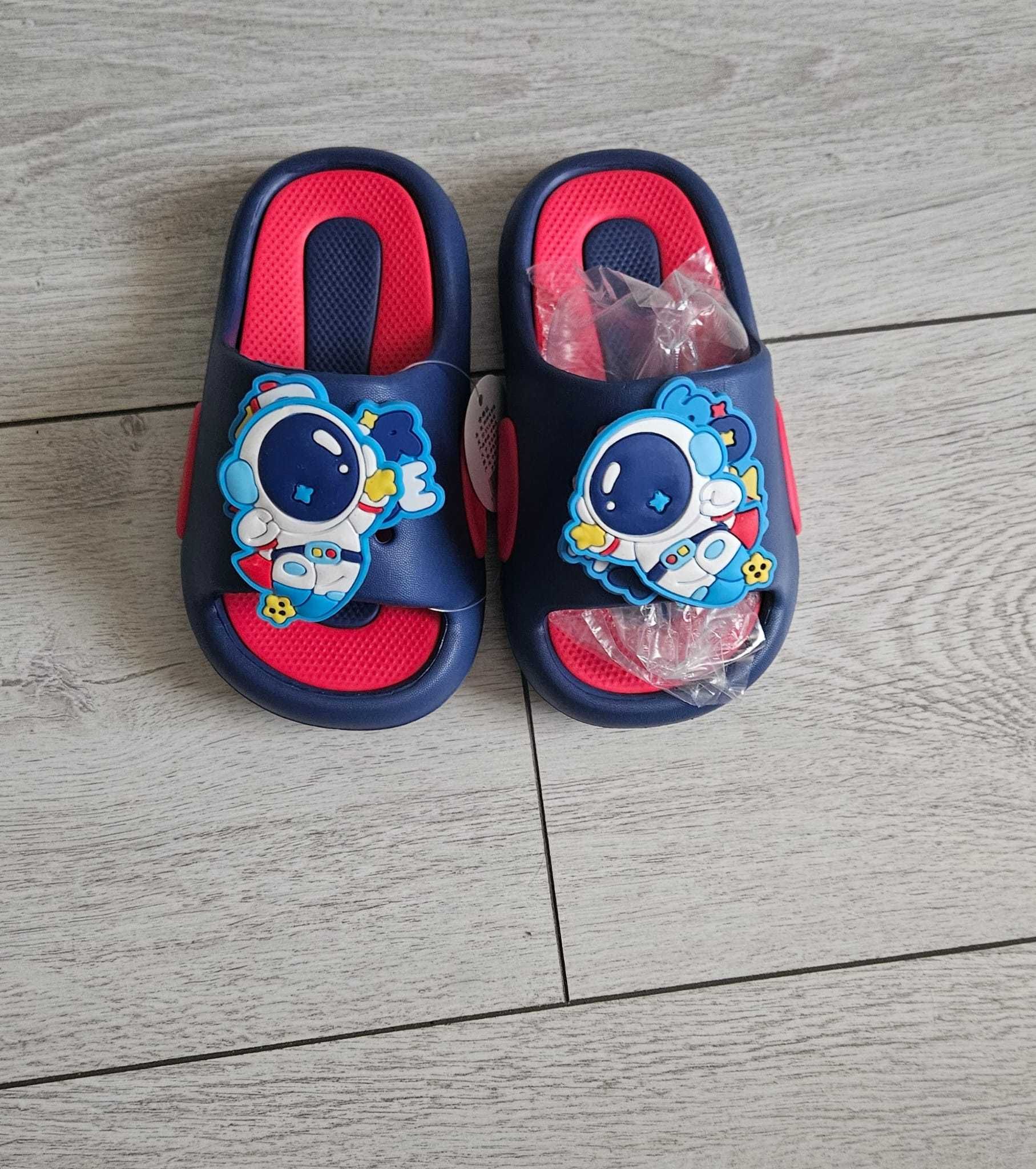 Papuci,marime 24-25, lungimea interioara 16 cm.