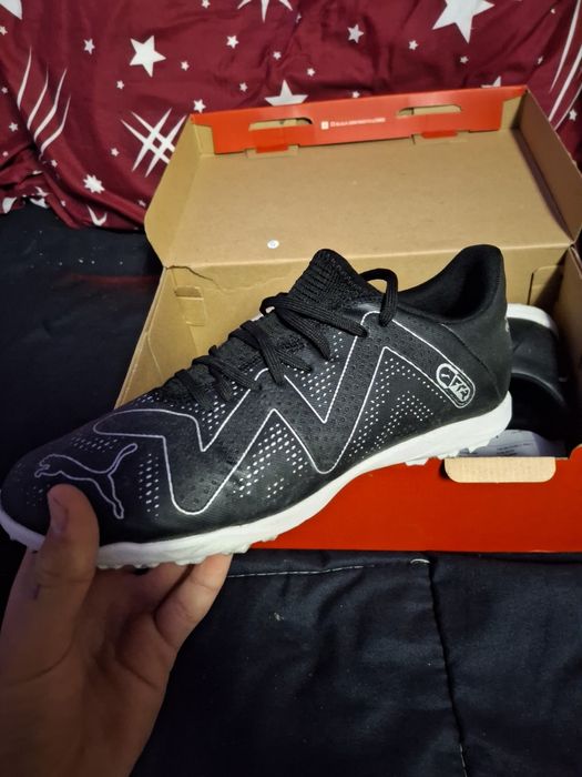 Vând ghete de fotbal