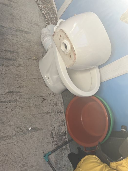 Продам унитаз бу целый нигде не течет без трещин в хорошем состоянии .