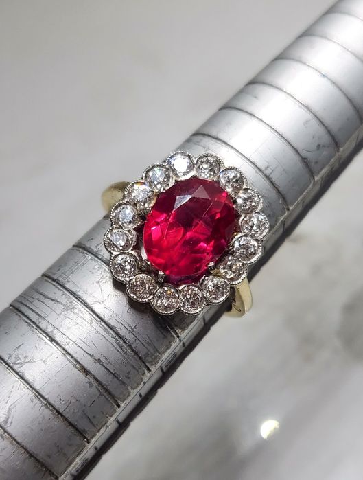 Inel din aur 18K cu diamante naturale și rubin de laborator
