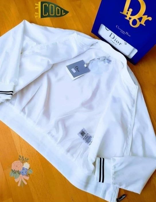 Geaca damă,sezonul card,cod scanabil Qr,saculet, etichetă