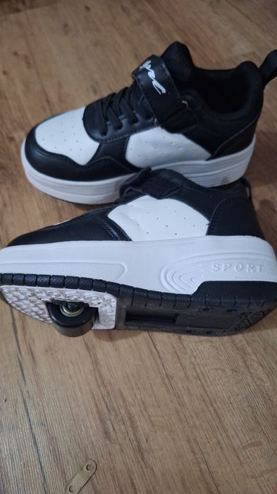 Adidasi cu  role mărimea 30