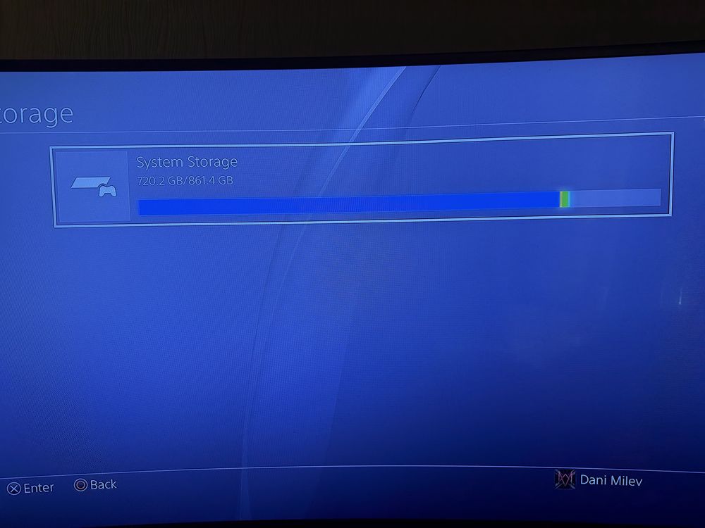 Playstation 4 1TB с два джойстика и игри