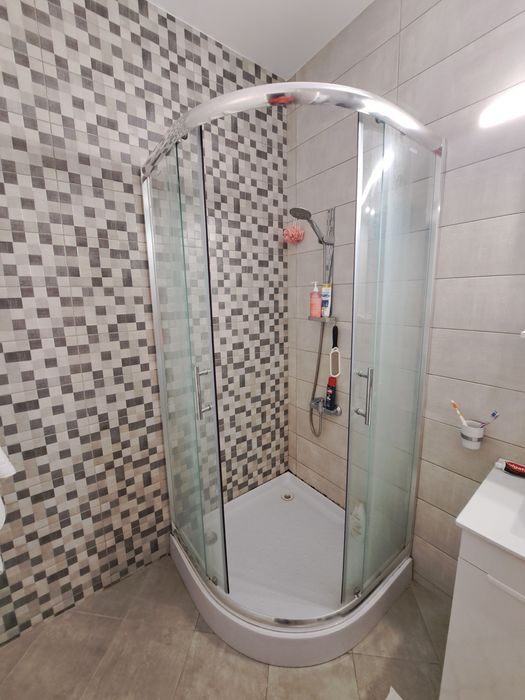 Cadă de duș cu uși glisante