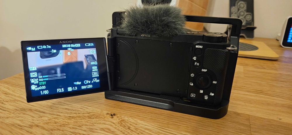 фотоапарат за влогинг Sony ZV-E10 + аксесоари