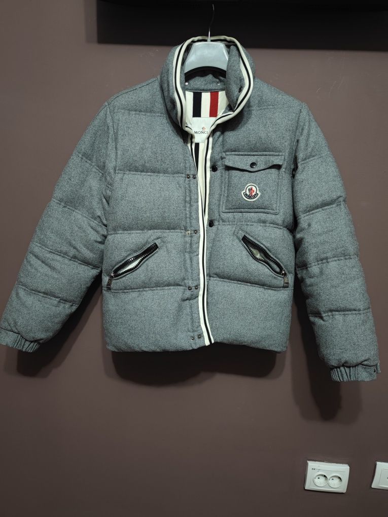 Vând geacă Moncler mărimea 3(M)