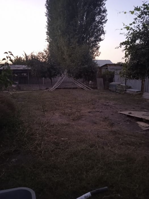 Hovli yarimi sotiladi