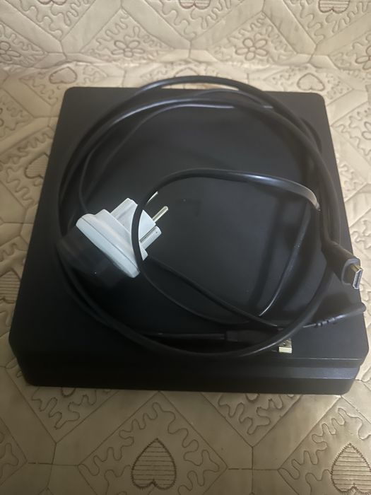 Vand ps4 slim un 1TB intreținut cu jocuri Fc25 Fc26 Fifa 22 gta 5