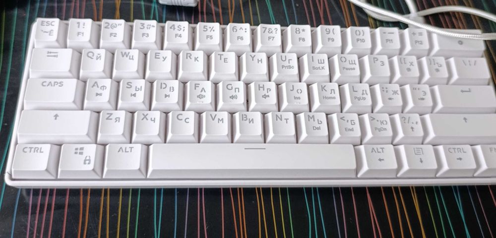 белая RGB-клавиатура