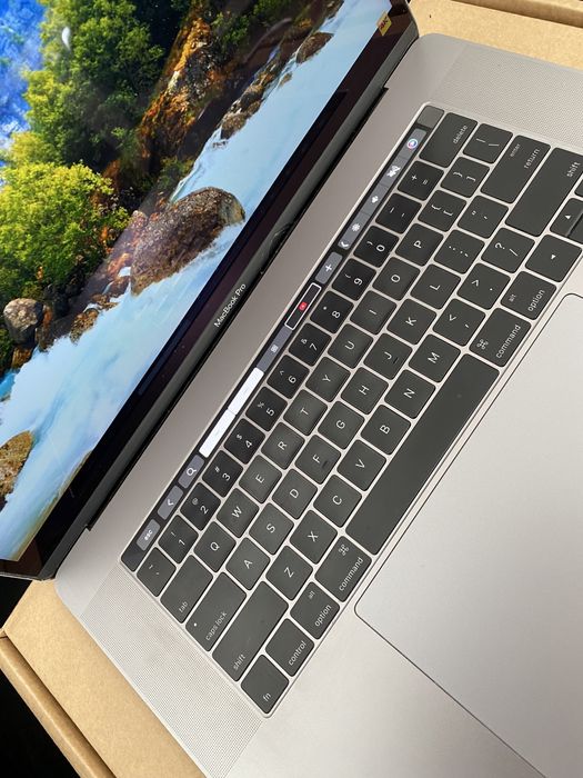 MacBook Pro 15-inch / Intel Core i7 / 16 Gb RAM / 512 gb / Space Gray