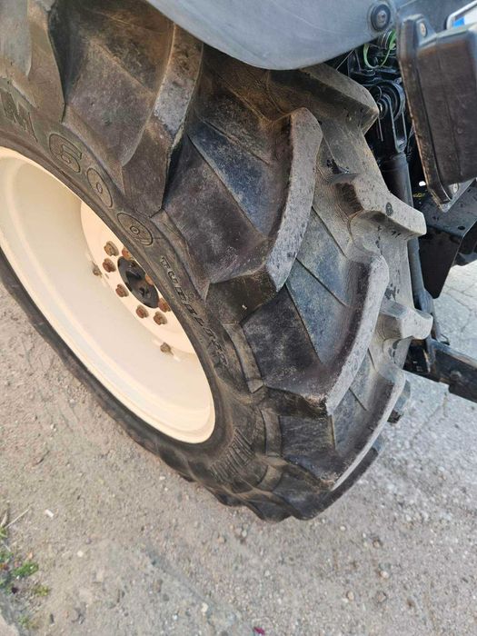 Трактор New Holland T4040F