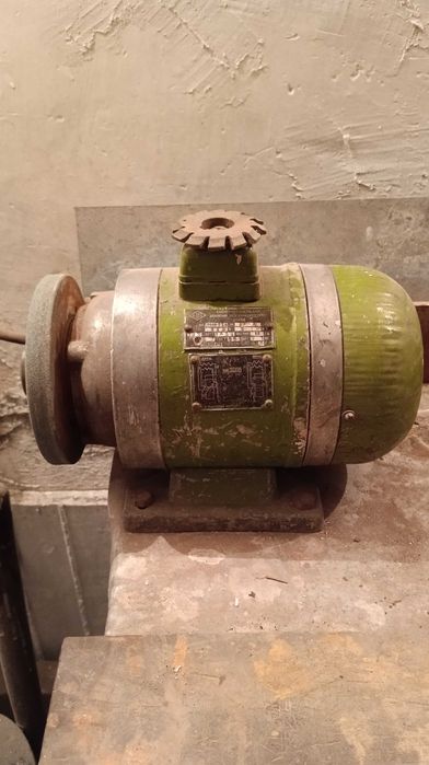 Продам. Точильный станок СССР. Б/ У в рабочем состоянии.