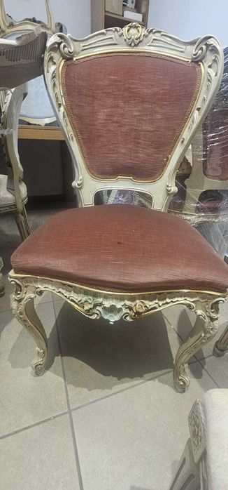 Vand   masa de living din lemn masiv  in stil venetian cu 6 scaune .