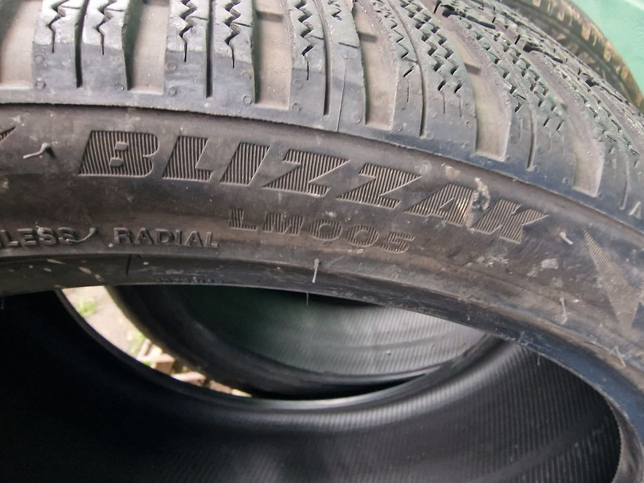 Anvelope 295/35R21 marca Bridgestone, DOT 2022, 6.5 mm