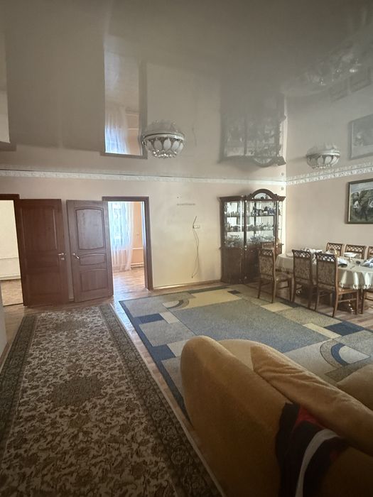 Продаеться дом, конюшня, коровник