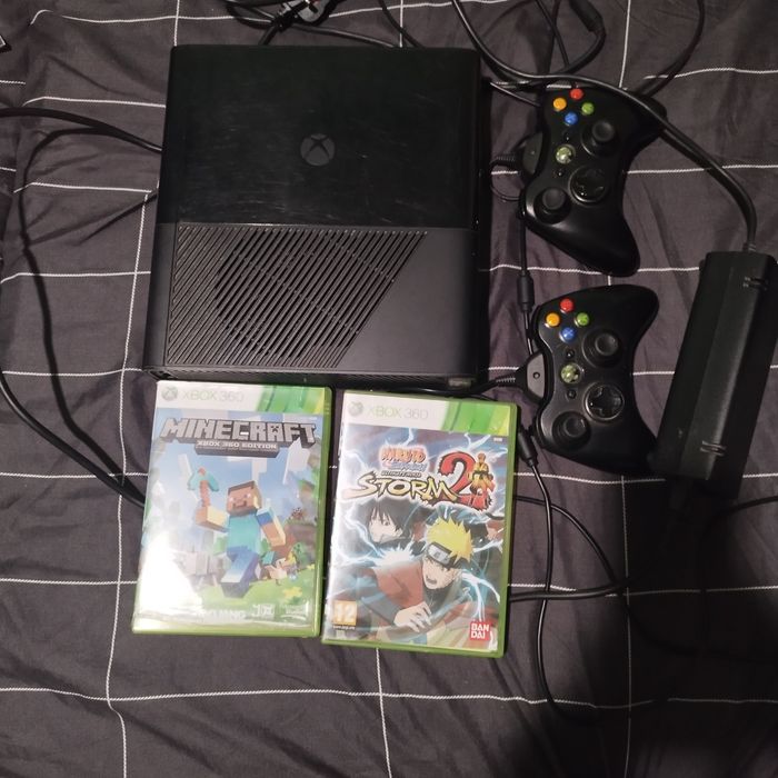 Xbox 360 с два джойстика и две игри