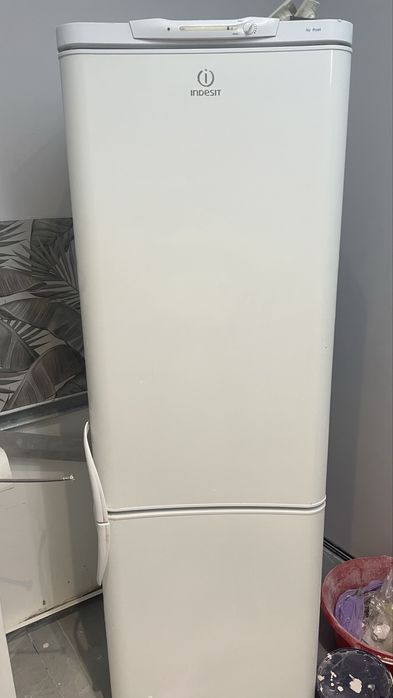 Продам холодильник Indesit