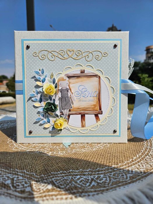 Албумче за новородено момиченце.