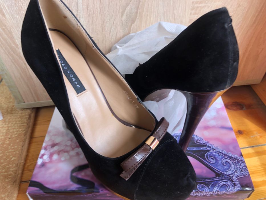 Черни високи токчета